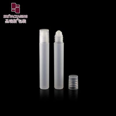 8ml エッセンシャルオイルのボトル上の白いプラスチックロール マット・フィニッシュ
